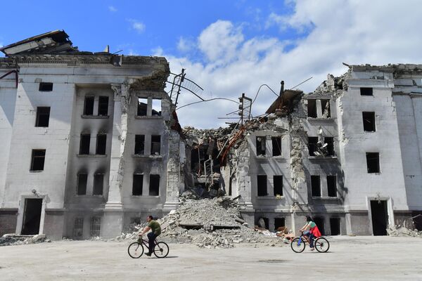Clădirea distrusă a Teatrului Dramatic Academic Regional Donețk din Mariupol. - Sputnik Moldova-România