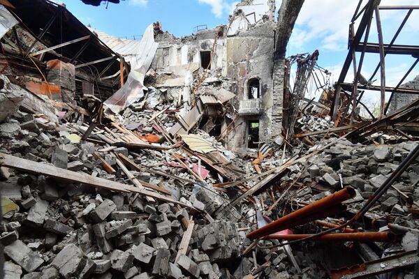Clădirea distrusă a Teatrului Dramatic Academic Regional Donețk din Mariupol. - Sputnik Moldova-România