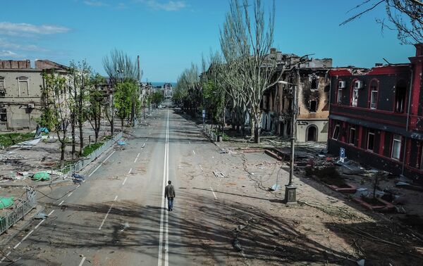 Clădiri distruse pe bulevardul Mira din centrul orașului Mariupol. - Sputnik Moldova-România