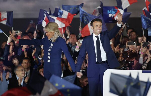 Президент Франции Эммануэль Макрон и его жена Бриджит празднуют победу на президентских выборах в Париже. - Sputnik Молдова