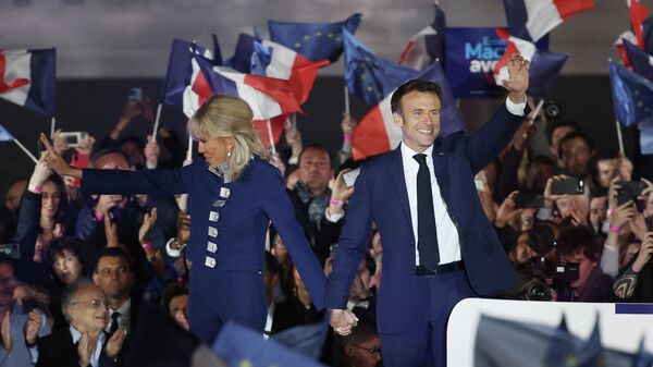 Президент Франции Эммануэль Макрон и его жена Бриджит празднуют победу на президентских выборах в Париже  - Sputnik Молдова