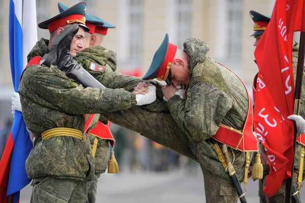 Солдаты почетного караула разминаются перед репетицией военного парада Победы в Санкт-Петербурге. - Sputnik Молдова