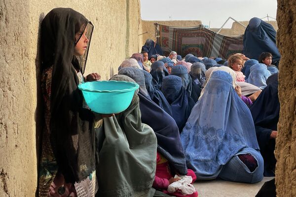 Раздача бесплатной еды в священный месяц Рамадан в Афганистане. - Sputnik Молдова