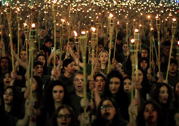 Участники факельного шествия &quot;Дашнакцутюн&quot; проходят по проспекту Маштоца в Еревaне. Шествие посвящено памяти жертв геноцида армян в Османской Турции. - Sputnik Молдова