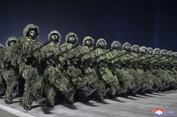Военнослужащие во время военного парада в честь 90-летия основания Корейской Народно-революционной армии на площади Ким Ир Сена в Пхеньяне. - Sputnik Молдова