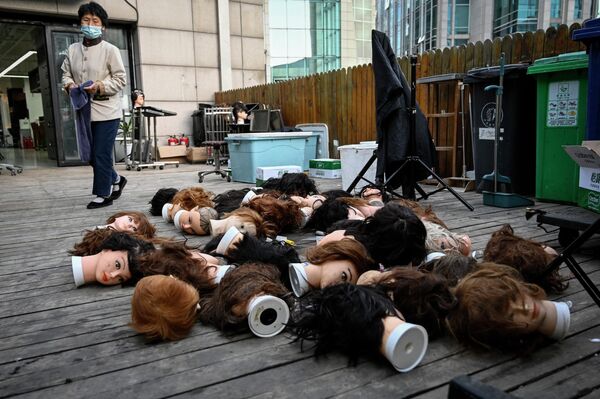 Головы манекенов, лежащие около парикмахерской в Пекине. - Sputnik Молдова