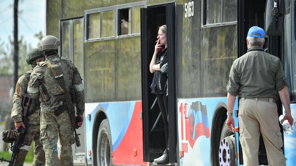 Эвакуированные из района Азовстали мирные жители в селе Безыменное  - Sputnik Молдова