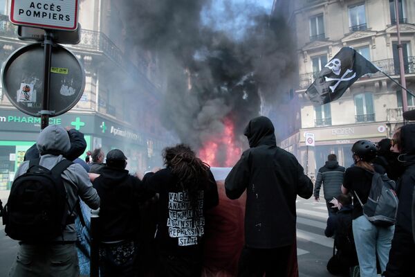Демонстранты во время первомайской демонстрации в Париже. - Sputnik Молдова
