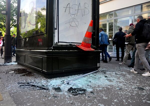 Биллборд, разбитый в результате столкновений участников первомайской демонстрации и полицейских в Париже - Sputnik Молдова