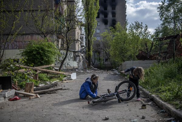 Дети играют во дворе жилого дома в Мариуполе - Sputnik Молдова