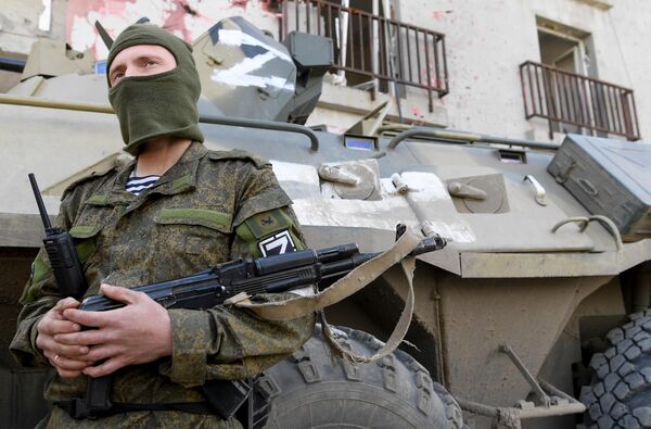 Un soldat al miliției populare a RPD în zona uzinei metalurgice Azovstal din Mariupol. - Sputnik Moldova-România