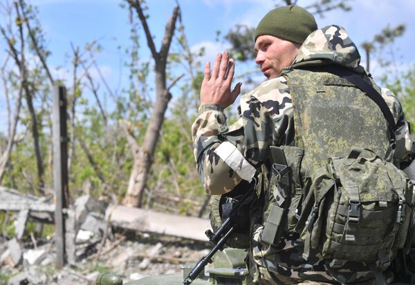 Un soldat al miliției populare a RPD în zona uzinei metalurgice Azovstal din Mariupol. - Sputnik Moldova-România