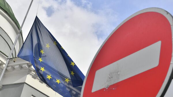 Флаг ЕС у здания представительства Европейского Союза в Москве. - Sputnik Молдова