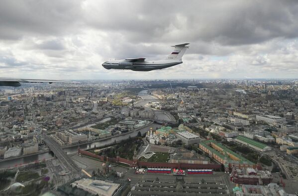 Тяжелый транспортный самолет Ил-76МД на репетиции воздушной части парада в Москве  - Sputnik Молдова