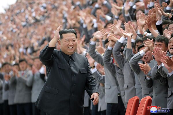 Лидер Северной Кореи Ким Чен Ын во время военного парада в Пхеньяне - Sputnik Молдова
