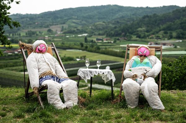 Два пугала в креслах во время ежегодной Ярмарки пугал в северной итальянской деревне Кастеллар. - Sputnik Молдова