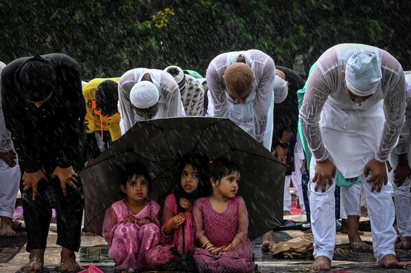 Верующие мусульмане совершают утреннюю молитву в Калькутте, Индия. - Sputnik Молдова