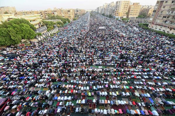 Мусульмане, молящиеся в первый день Ид аль-Фитр, знаменующий конец священного месяца Рамадан, в столице Египта Каире - Sputnik Молдова