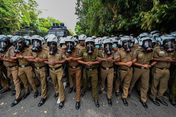 Полицейские стоят на страже во время демонстрации студентов возле здания парламента в Коломбо, Шри-Ланка - Sputnik Молдова