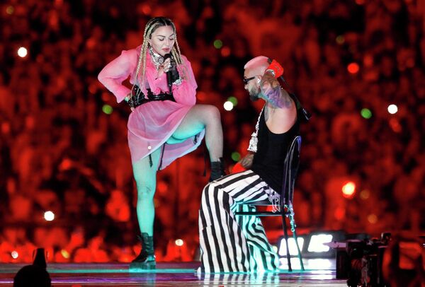 Колумбийский певец Малума выступает на сцене вместе с Мадонной во время своего концерта в Медельине, Колумбия - Sputnik Молдова