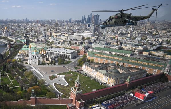 Ударный вертолет Ми-24 летит над Красной площадью. - Sputnik Молдова