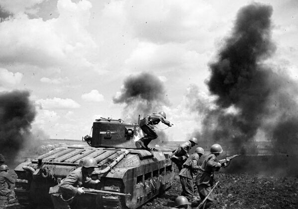 Marele Război pentru Apărarea Patriei 1941-1945 Desantul de tancuri al maiorului Mozgov luptă în zona Zmiev. Frontul de sud-vest. - Sputnik Moldova-România