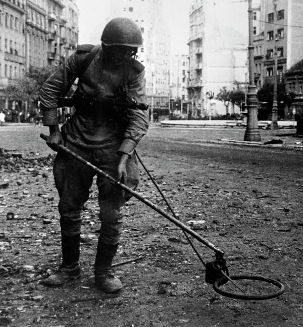 Marele Război pentru Apărarea Patriei 1941-1945 Iugoslavia. Genist sovietic deminând una dintre piețele din Belgrad. 1944 - Sputnik Moldova-România