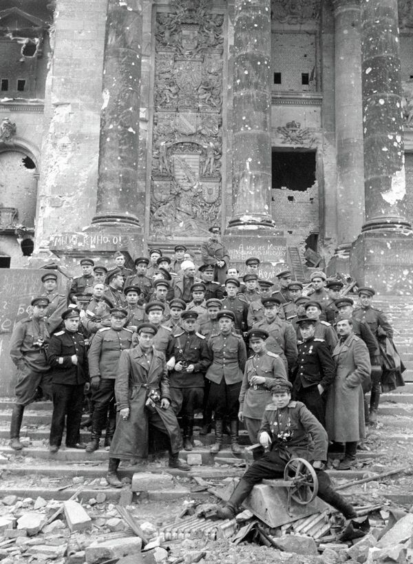 Un grup de corespondenți de război sovietici la Reichstag. - Sputnik Moldova-România