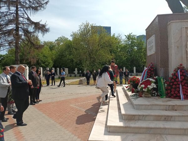 Depunere de flori la Memorialul Ostașilor Sovietici din București, România, cu prilejul ZIlei Victoriei, 9 mai 2022. - Sputnik Moldova-România