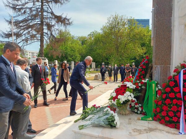 Depunere de flori la Memorialul Ostașilor Sovietici din București, România, cu prilejul ZIlei Victoriei, 9 mai 2022. - Sputnik Moldova-România