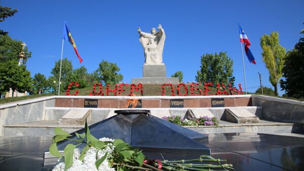 в Гагаузии люди массово возлагают цветы к Вечному огню - Sputnik Молдова