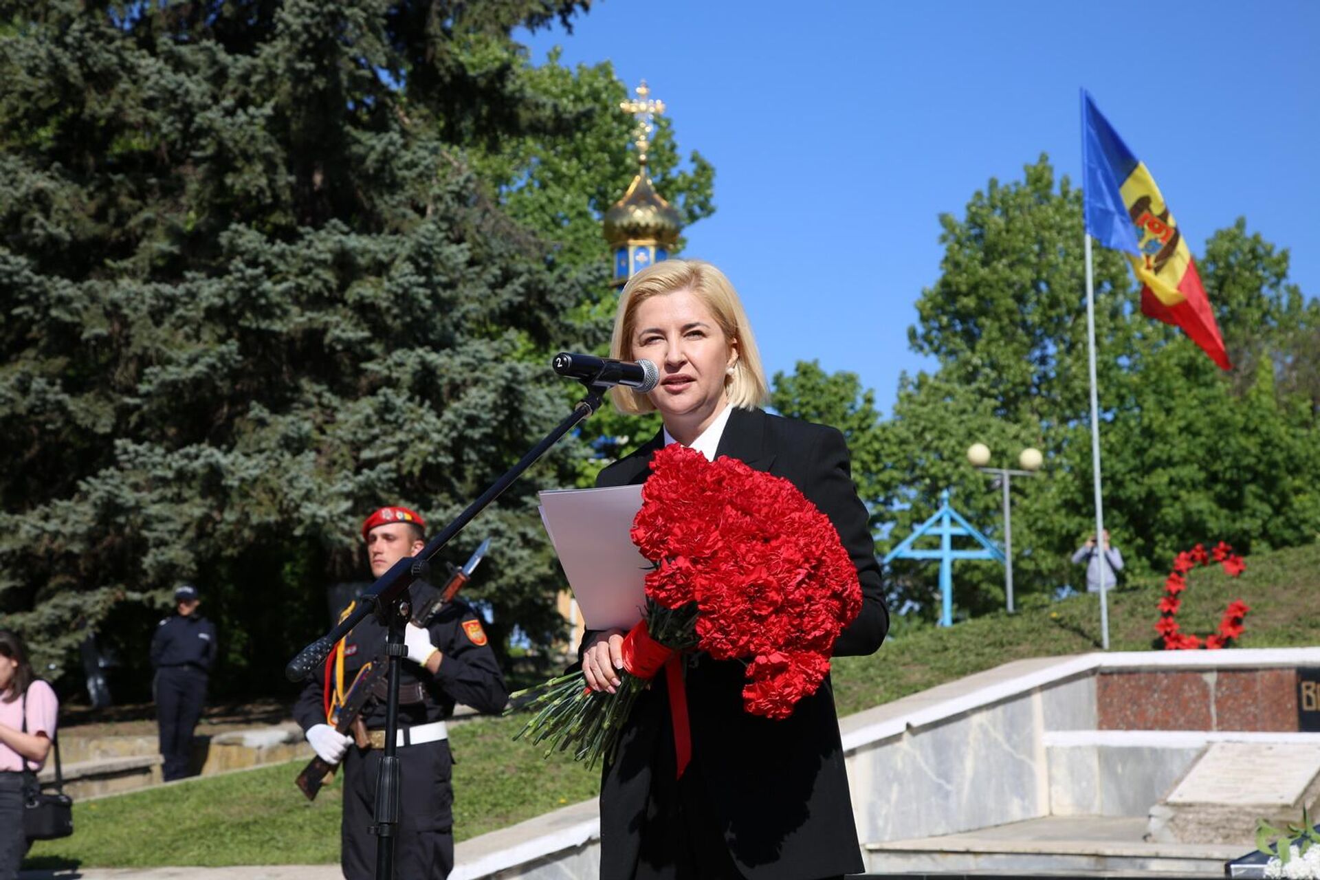 в Гагаузии люди массово возлагают цветы к Вечному огню - Sputnik Молдова, 1920, 09.05.2022