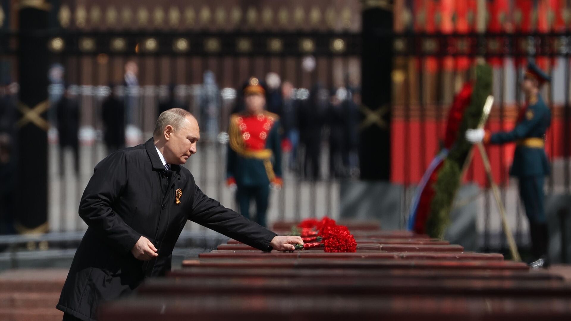 Vladimir Putin depune flori de 9 Mai - Sputnik Moldova-România, 1920, 09.05.2022