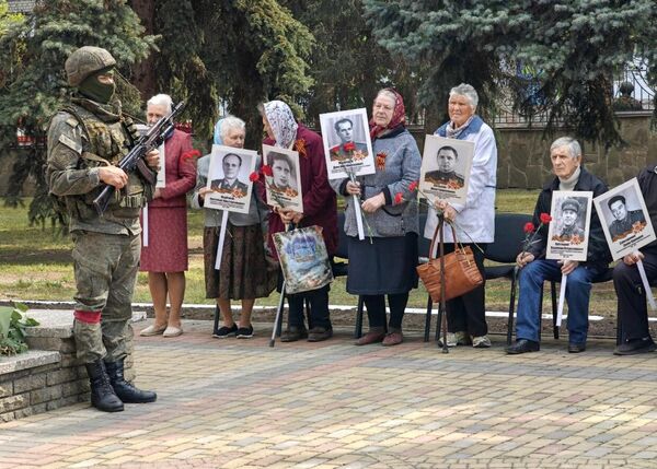 Participanții la celebrarea Zilei Victoriei în teritoriile eliberate din regiunea Harkov. - Sputnik Moldova-România