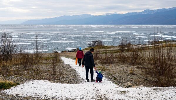 Turiști pe malul lacului Baikal. - Sputnik Moldova-România