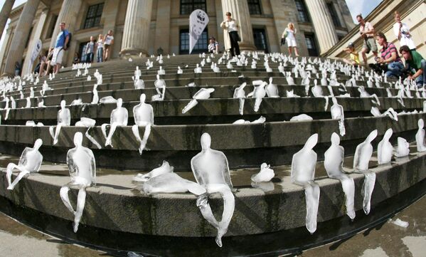 Тысяча ледяных фигурок бразильской художницы Неле Азеведо таяли в течение 30 минут на лестнице берлинской площади Жандарменмаркт, символизируя эффект глобального потепления. - Sputnik Молдова