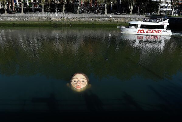 Скульптура &quot;Завтра&quot; мексиканского художника-гиперреалиста Рубена Ороско, погруженная в реку Нервион в городе Бильбао. - Sputnik Молдова