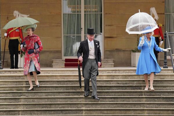 Королевская принцесса Анна, принц Чарльз и его жена Камилла на торжестве в Саду Букингемского дворца. - Sputnik Молдова