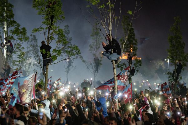 Болельщики футбольного клуба &quot;Трабзонспора&quot; празднуют победу в турецкой Суперлиге в Стамбуле. - Sputnik Молдова