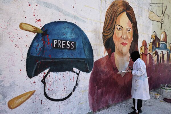 Палестинские художники рисуют мурал в честь убитой журналистки &quot;Аль-Джазиры&quot; Ширин Абу Аклех в городе Газа. - Sputnik Молдова