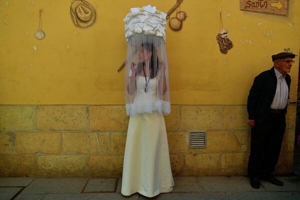 Девушка &#x27;Las Doncellas&#x27; с хлебной корзиной на голове на церемонии в честь Святого Доминго де Ла Кальсада в Испании. - Sputnik Молдова