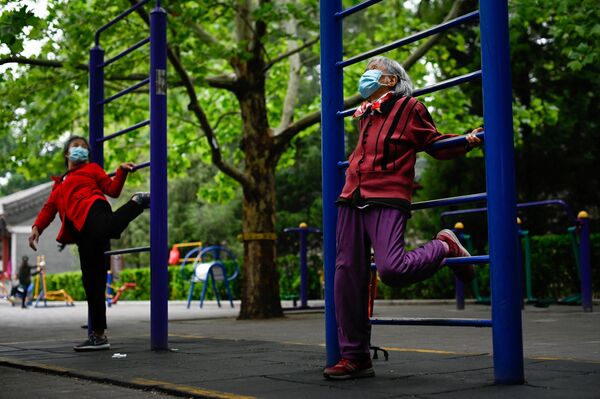 Люди занимаются спортом в одном из парков Пекина. - Sputnik Молдова