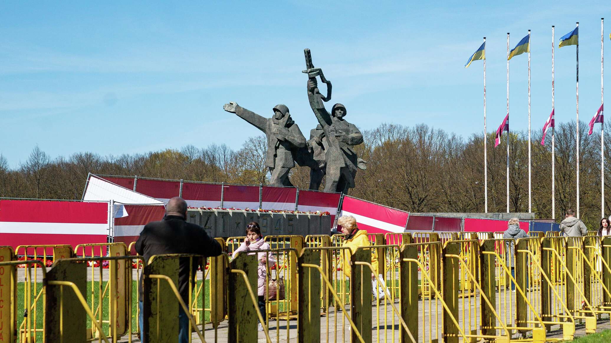 Литва в день победы. Памятник в Риге воинам освободителям 2022. Памятник освободителям Риги. Мемориал советским воинам в Риге. Рига памятник воинам освободителям.