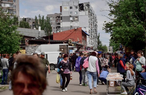 Местные жители на одной из улиц в Мариуполе - Sputnik Молдова