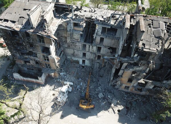 Сотрудники МЧС РФ разбирают завалы разрушенного дома на улице Бахчиванджи в Мариуполе - Sputnik Молдова