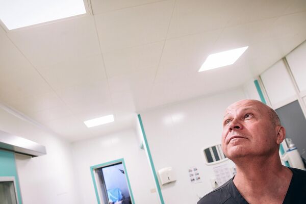 Доктор Сергей Орлеанский смотрит на лампы в помещениях мариупольского кардиоцентра - Sputnik Молдова