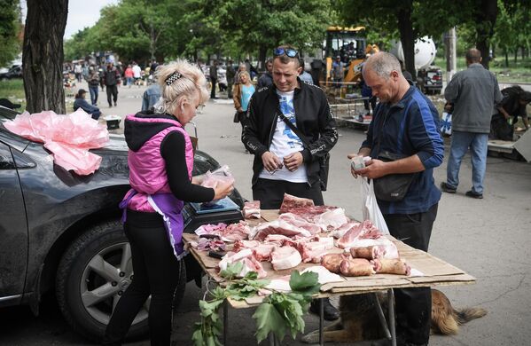 Уличная торговля мясом на одной из улиц в Мариуполе - Sputnik Молдова