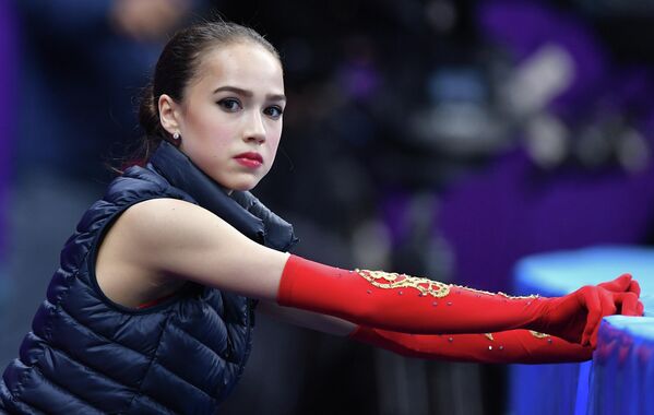 Patinatoarea artistică rusă Alina Zaghitova se pregătește să evolueze în proba de patinaj liber al patinajului artistic la disciplina simplu feminin la ediția XXIII a Jocurilor Olimpice de iarnă. - Sputnik Moldova-România