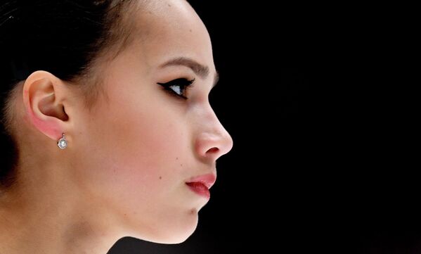 Alina Zaghitova (Rusia) se încălzește înainte de începerea programului scurt de simplu feminin la cel de-al 5-lea Grand Prix de patinaj artistic de la Moscova. - Sputnik Moldova-România