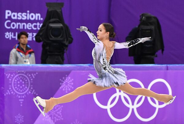 Patinatoarea artistică rusă Alina Zaghitova evoluează în programul scurt de simplu feminin în competiția de patinaj artistic de la ediția XXIII a Jocurilor Olimpice de iarnă. - Sputnik Moldova-România